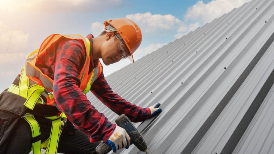 mad doing roof repairs equipped with Roofing Safety Tips